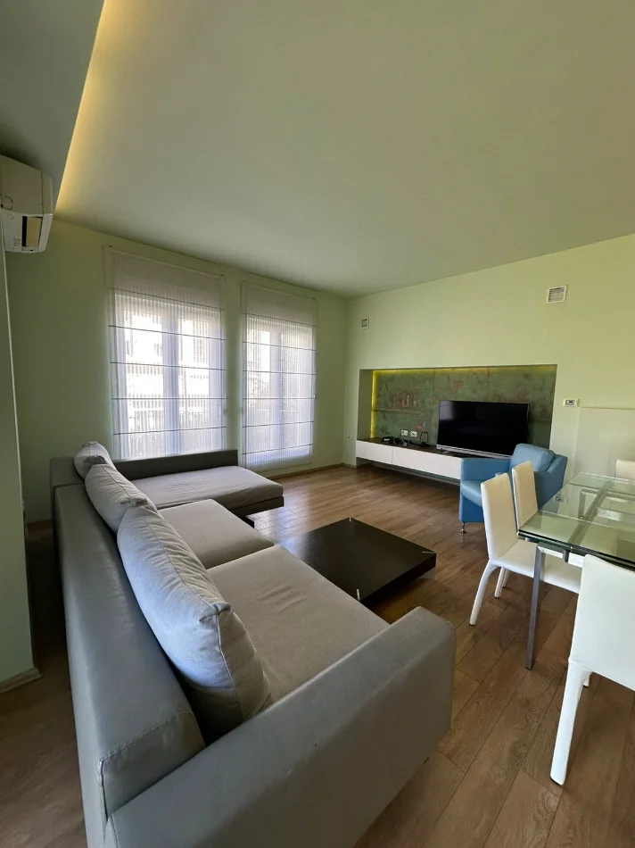 Tirane, jepet me qera Vile 4+1+Ballkon , 300 m² 2.500 € (Teg)