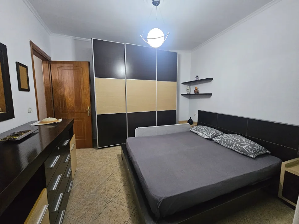Tirane, jepet me qera apartament 2+1 Kati 5, 650 € (Rruga e Barrikadave)