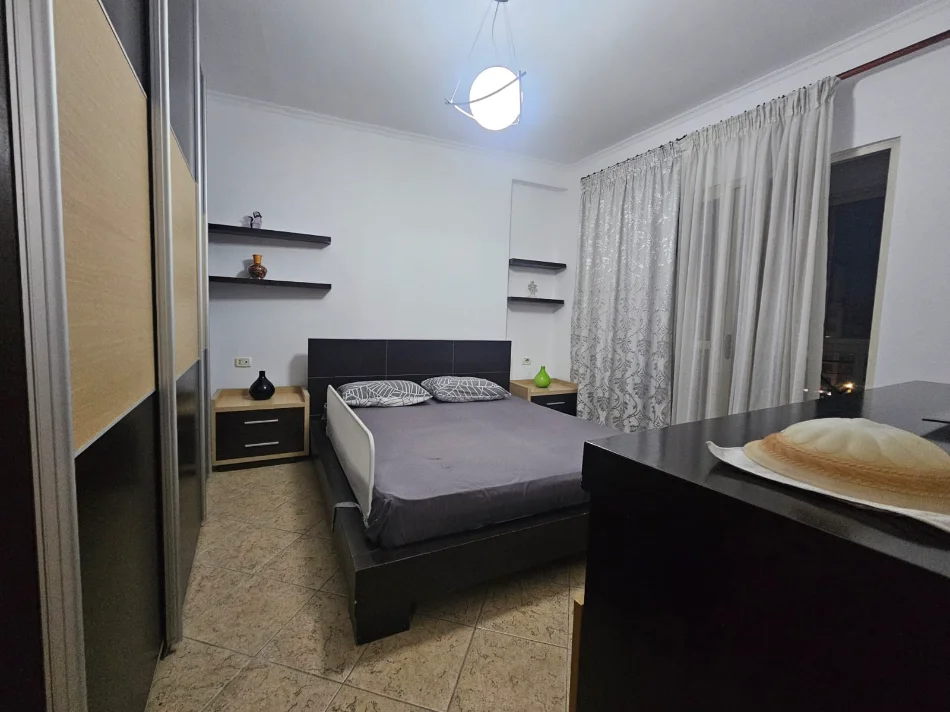 Tirane, jepet me qera apartament 2+1 Kati 5, 650 € (Rruga e Barrikadave)