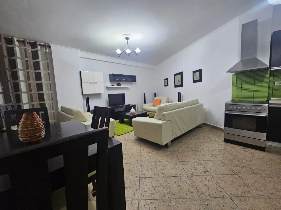 Tirane, jepet me qera apartament 2+1 Kati 5, 650 € (Rruga e Barrikadave)
