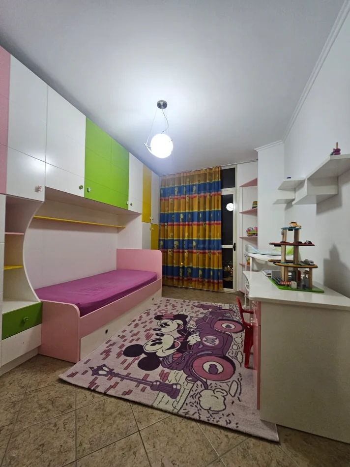 Tirane, jepet me qera apartament 2+1 Kati 5, 650 € (Rruga e Barrikadave)