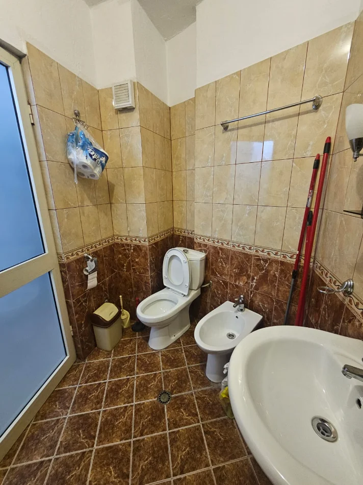 Tirane, jepet me qera apartament 2+1 Kati 5, 650 € (Rruga e Barrikadave)