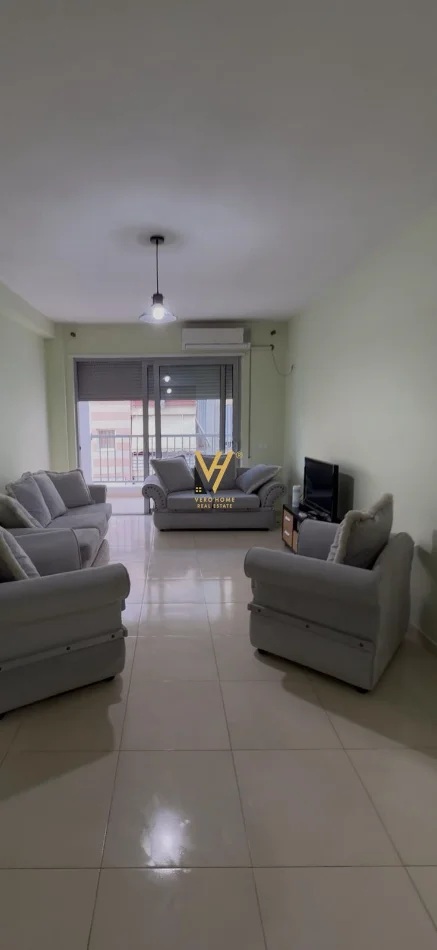 Tirane, jepet me qera apartament 1+1+Ballkon Kati 4, 78 m² 570 € (KOMUNA E PARISIT)