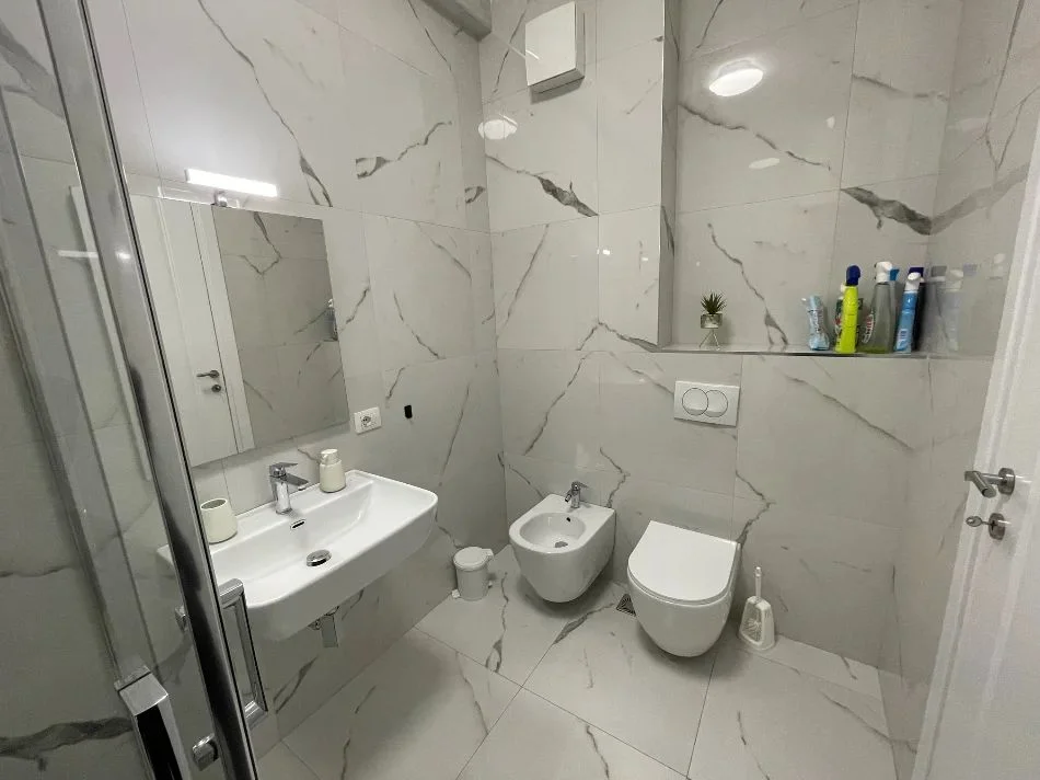Tirane, jepet me qera apartament 1+1 Kati 3, 76 m² 900 € (RRUGA E KOSOVAREVE)