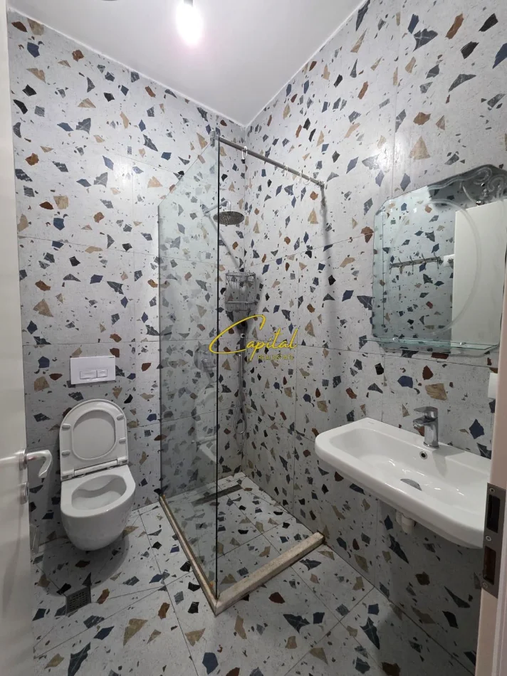 Tirane, jepet me qera apartament 1+1 Kati 5, 50 m² 450 € (ALI DEMI)