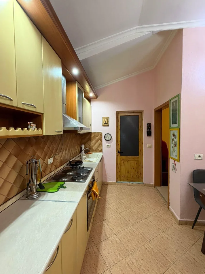 Tirane, jepet me qera apartament 2+1 Kati 5, 80 m² 500 € (SHALLVARET)