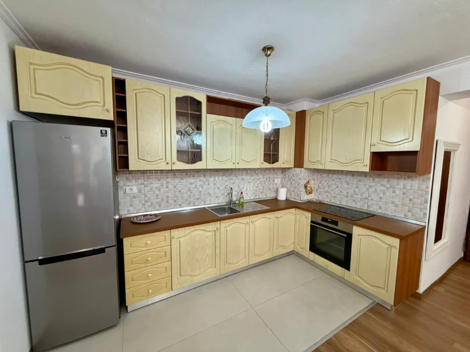 Tirane, jepet me qera apartament 2+1 Kati 5, (ish blloku)
