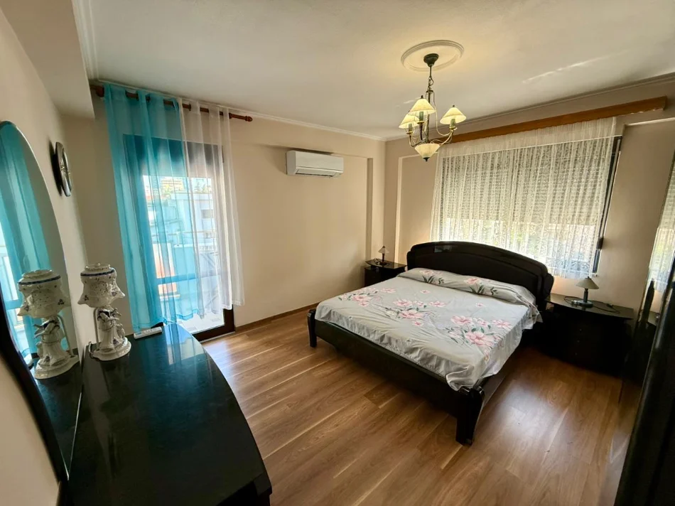 Tirane, jepet me qera apartament 2+1 Kati 5, (ish blloku)