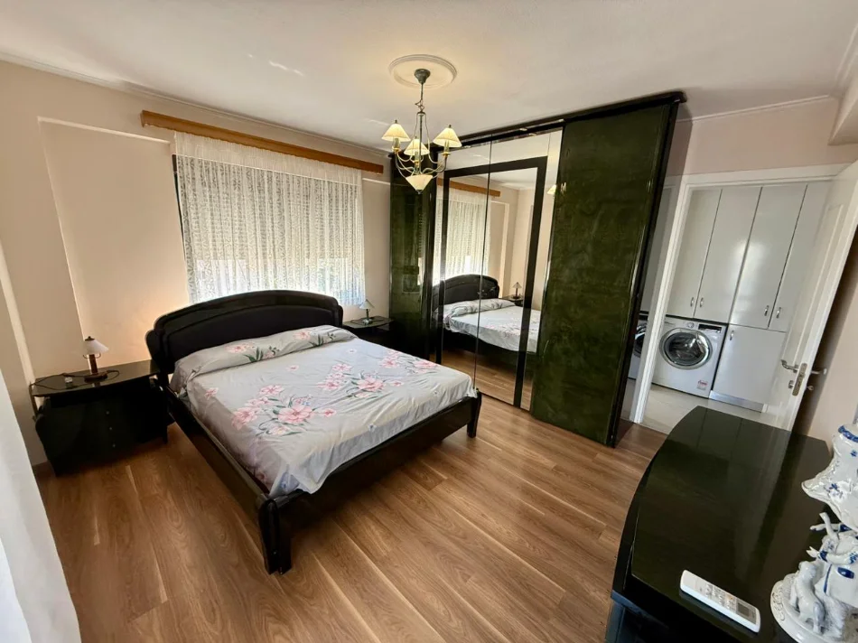 Tirane, jepet me qera apartament 2+1 Kati 5, (ish blloku)
