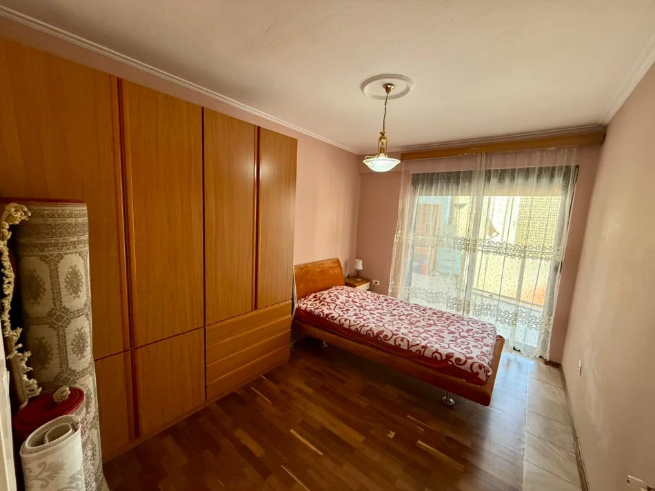 Tirane, jepet me qera apartament 2+1 Kati 5, (ish blloku)