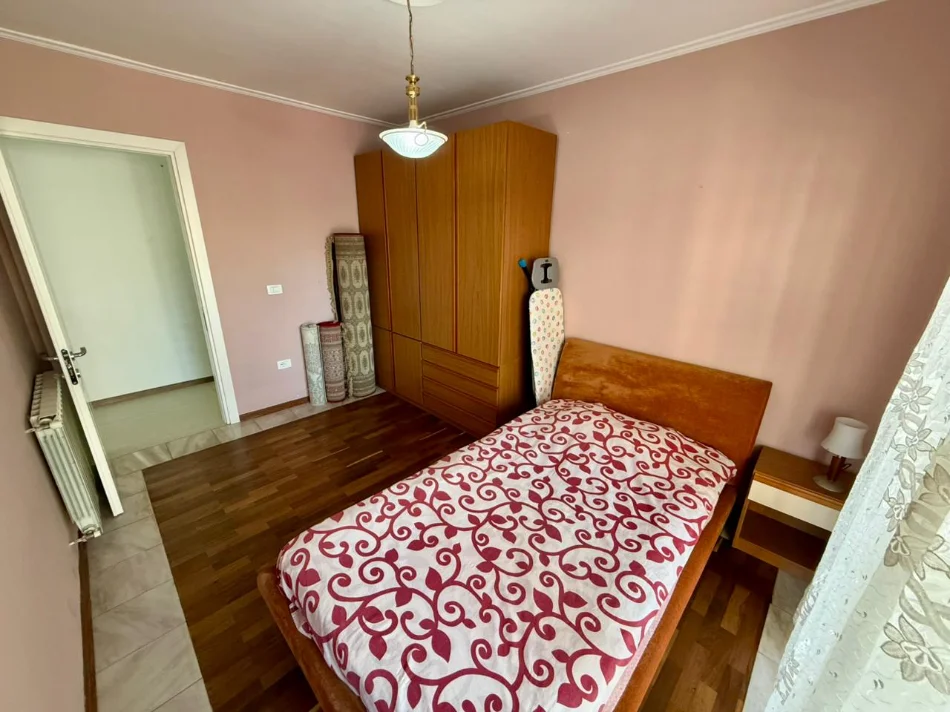 Tirane, jepet me qera apartament 2+1 Kati 5, (ish blloku)