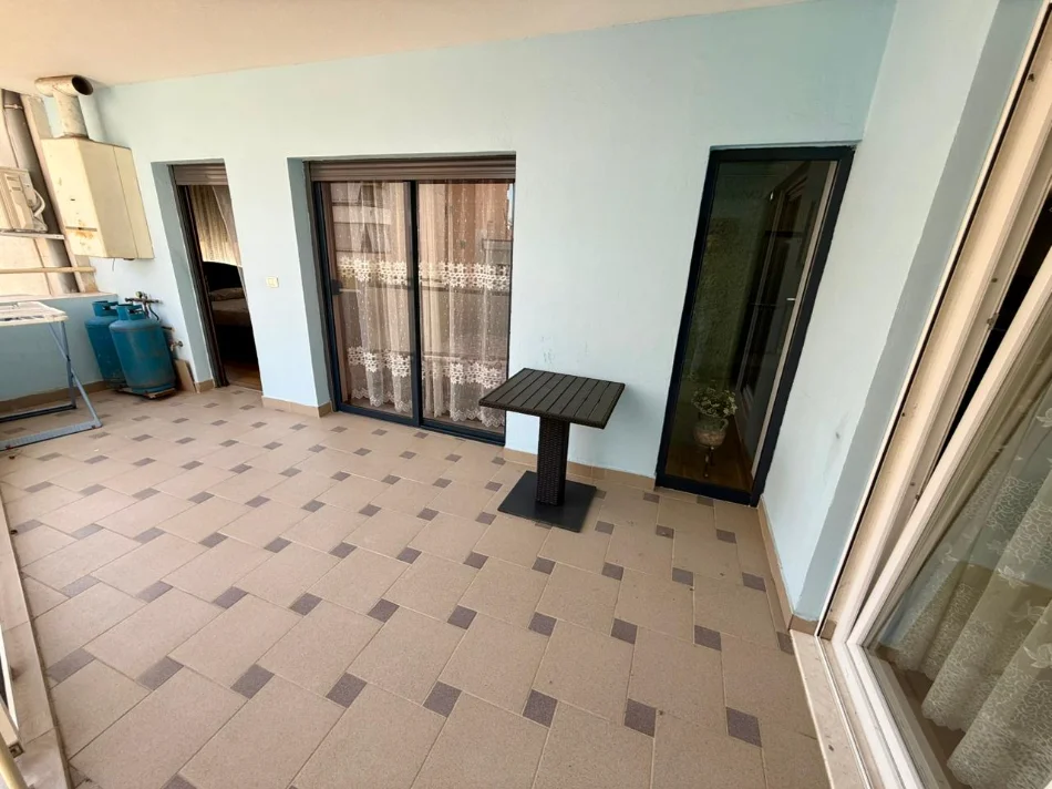 Tirane, jepet me qera apartament 2+1 Kati 5, (ish blloku)