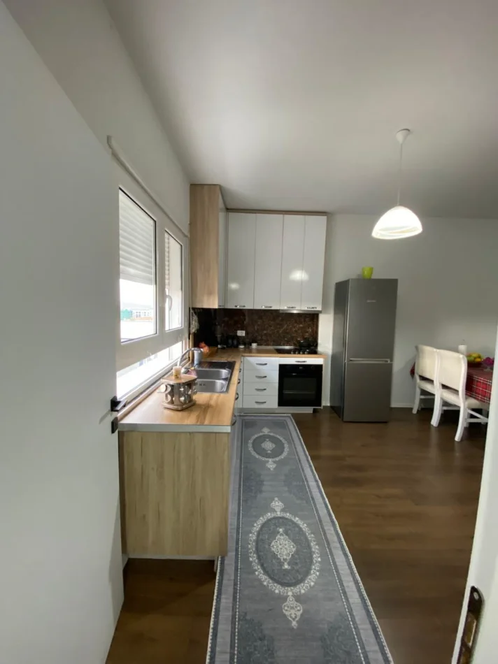 Tirane, jepet me qera apartament 1+1+Ballkon Kati 5, 128 m² 399 € (Koder Kamez prane "Fafa")