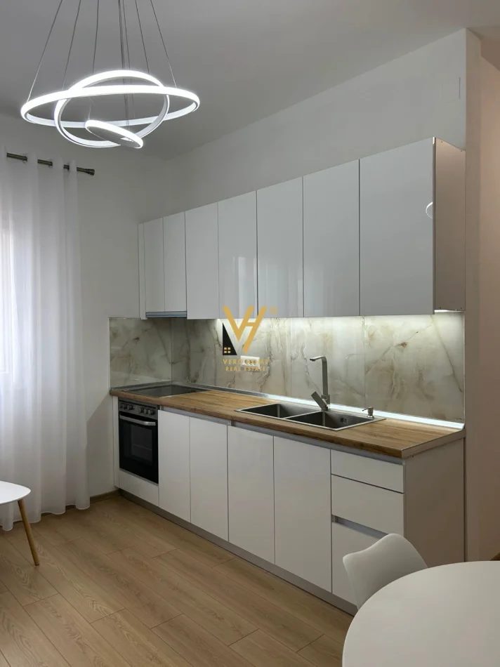 Tirane, jepet me qera apartament 1+1+Ballkon Kati 3, 50 m² 420 € (ALI DEMI)