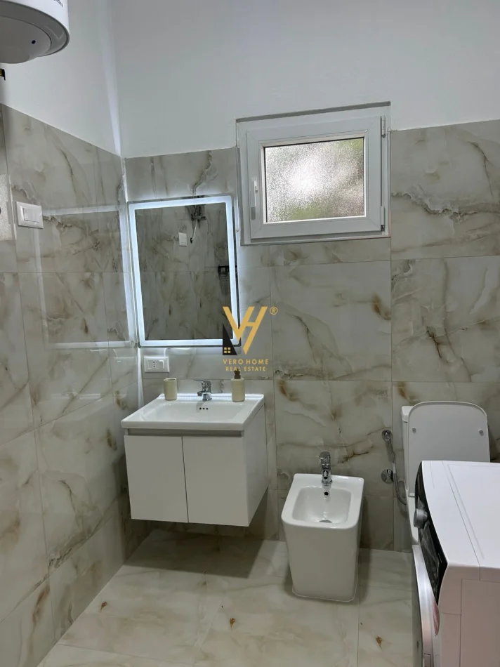 Tirane, jepet me qera apartament 1+1+Ballkon Kati 3, 50 m² 420 € (ALI DEMI)