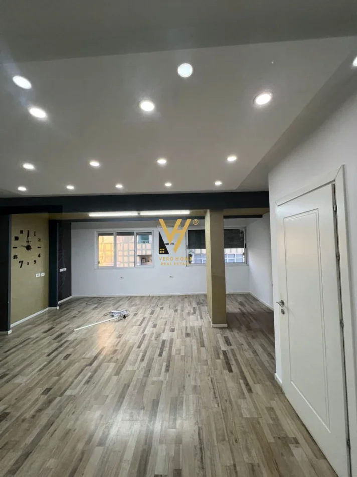 Tirane, jepet me qera zyre Kati 4, 110 m² 1.460 € (SHESHI WILLSON)