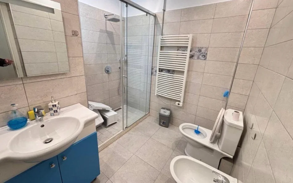 Tirane, jepet me qera apartament 3+1 Kati 4, 100 m² 85.000 LEKE (RRUGA DERVISH HEKALI, PRANE SHKOLLES SE KUQE)