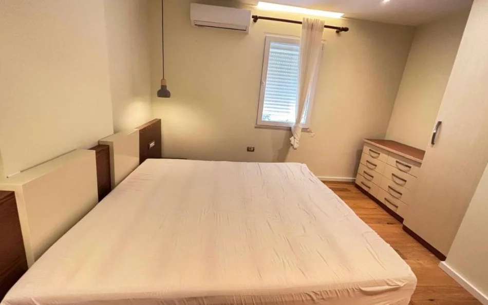 Tirane, jepet me qera apartament 3+1 Kati 4, 100 m² 85.000 LEKE (RRUGA DERVISH HEKALI, PRANE SHKOLLES SE KUQE)