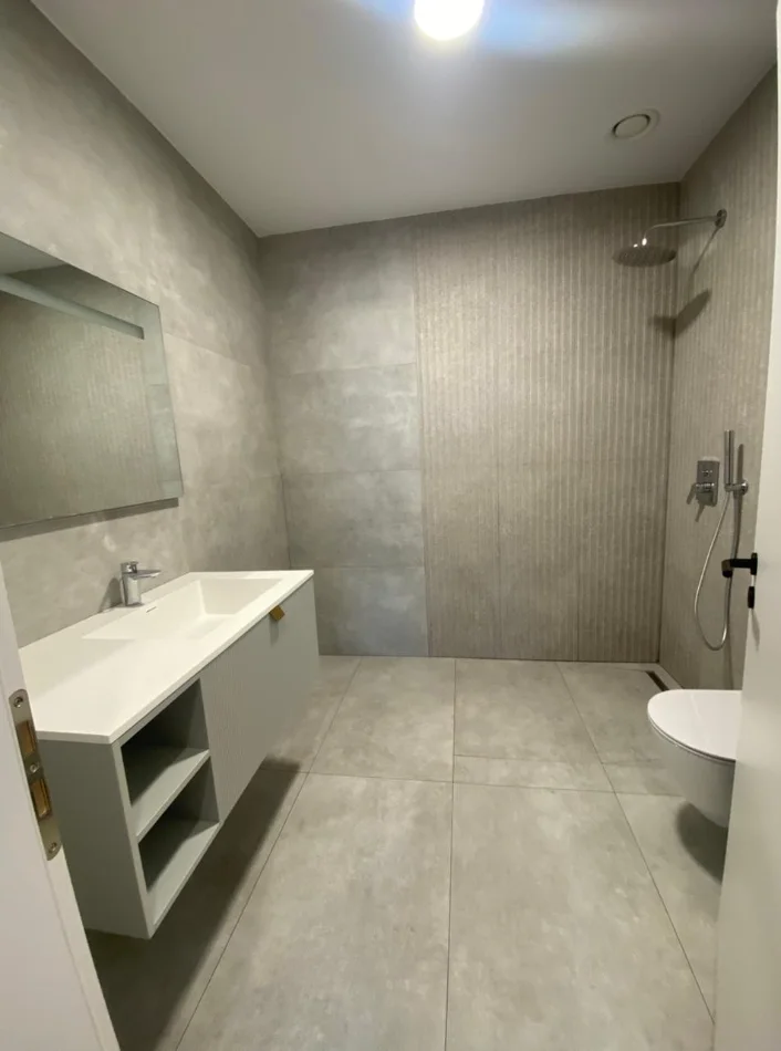 Tirane, jepet me qera ambjent biznesi Kati 20, 147 m² 2.500 € (Downtown One)