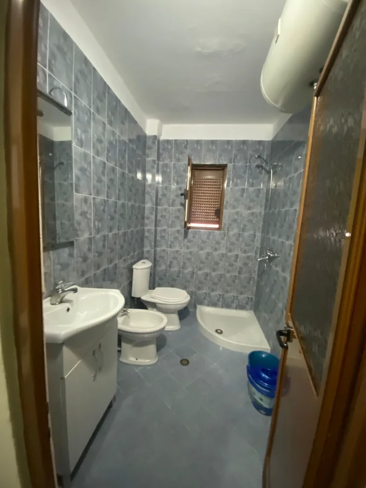 Tirane, jepet me qera apartament 1+1 Kati 2, 60 m² 400 € (laprake)