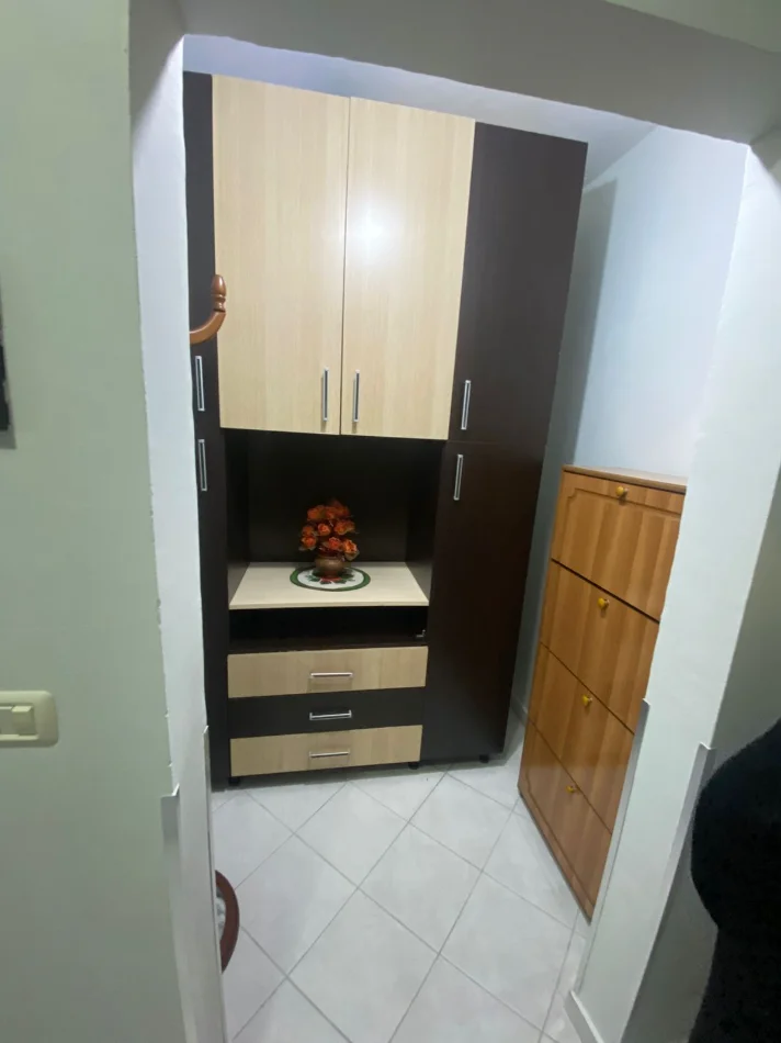 Tirane, jepet me qera apartament 1+1 Kati 2, 60 m² 400 € (laprake)