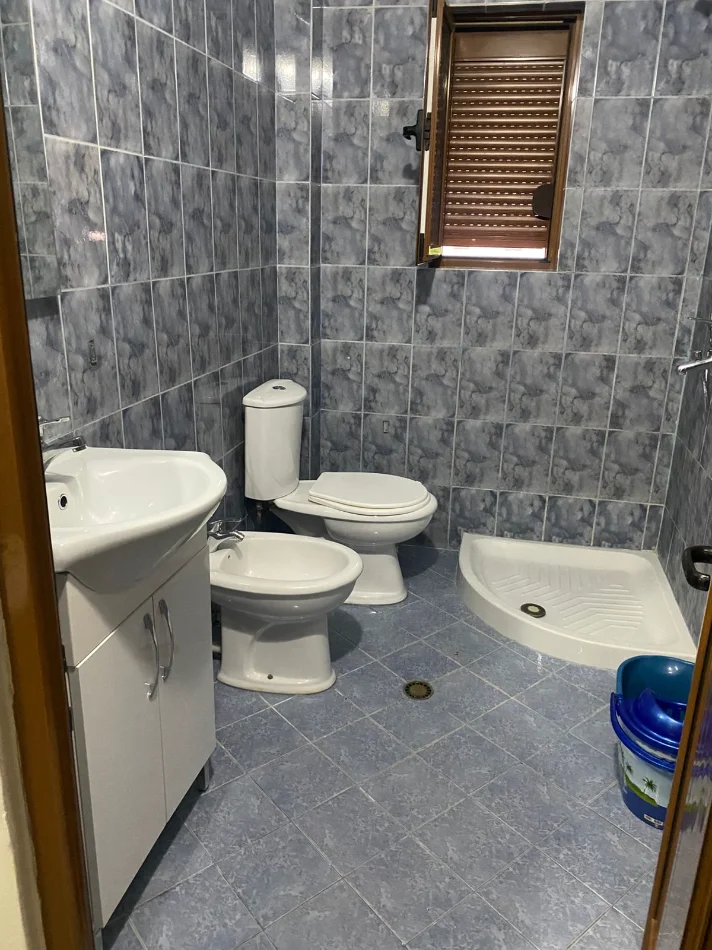 Tirane, jepet me qera apartament 1+1 Kati 2, 60 m² 400 € (laprake)