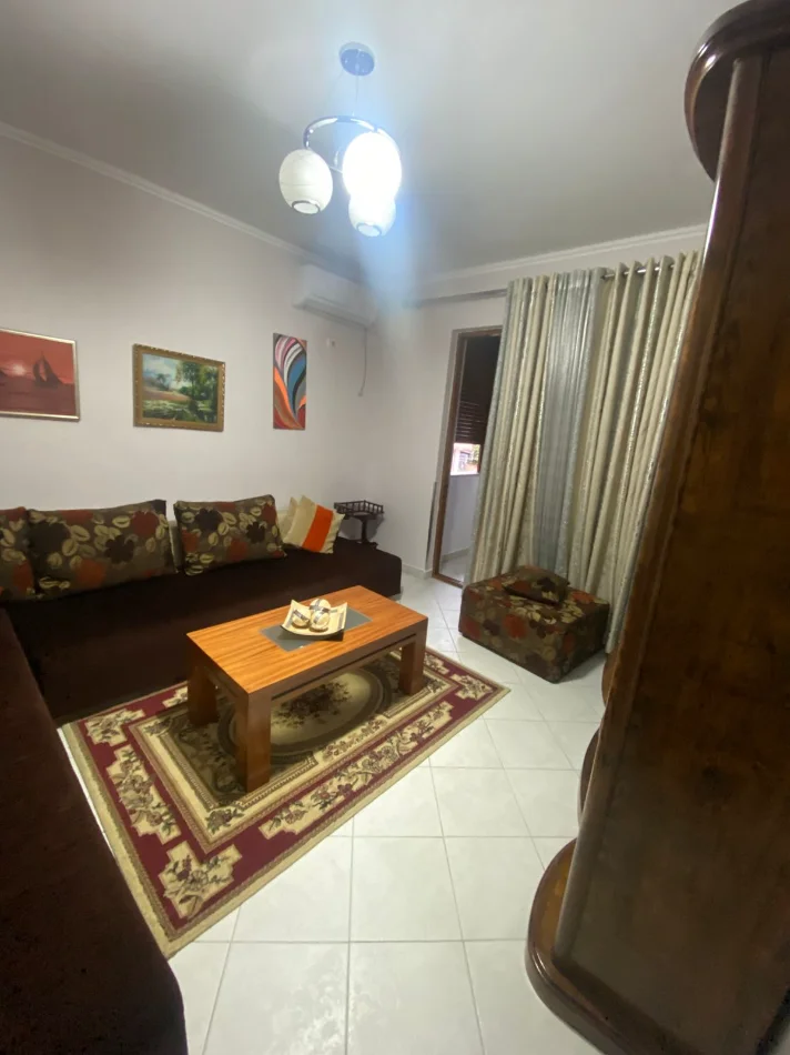 Tirane, jepet me qera apartament 1+1 Kati 2, 60 m² 400 € (laprake)