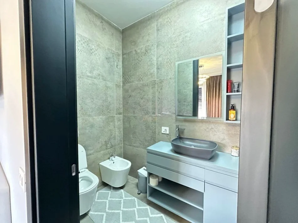 Tirane, jepet me qera apartament 2+1+Ballkon , 90 m² (Teg)