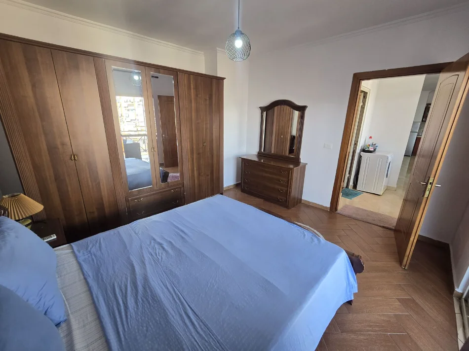Tirane, jepet me qera apartament 2+1 Kati 9, 111 m² 650 € (RRUGA E BARRIKADAVE)