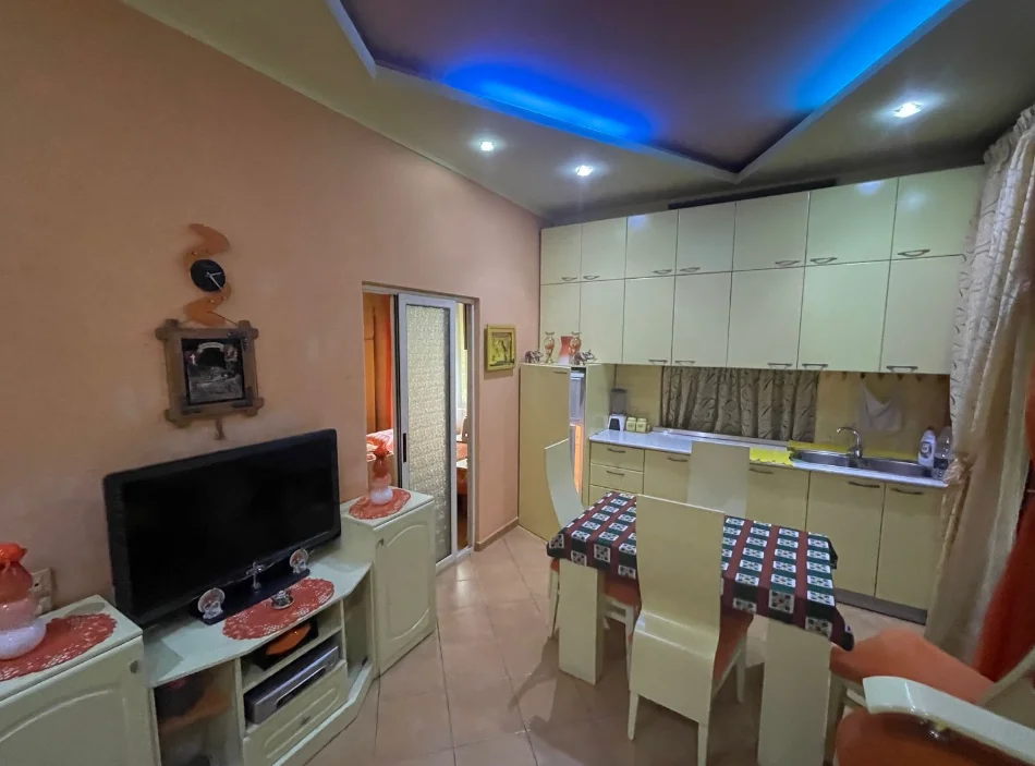 Tirane, jepet me qera apartament 1+1 Kati 4, 45 m² 