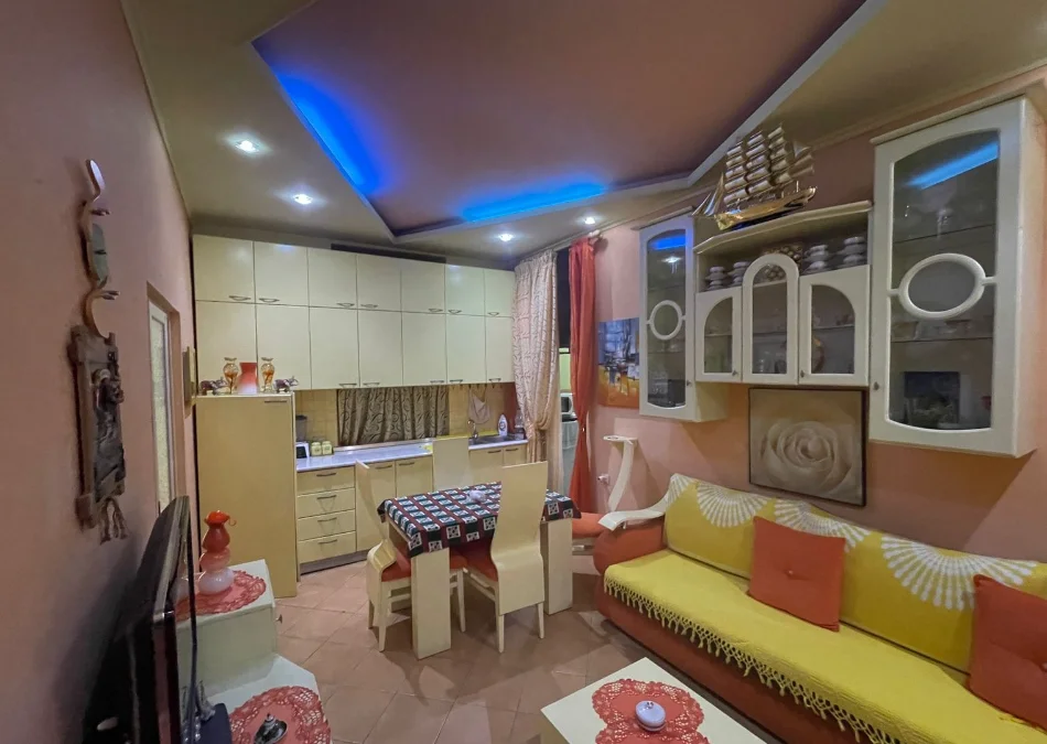 Tirane, jepet me qera apartament 1+1 Kati 4, 45 m² 
