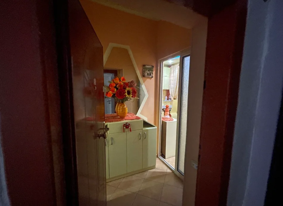 Tirane, jepet me qera apartament 1+1 Kati 4, 45 m² 