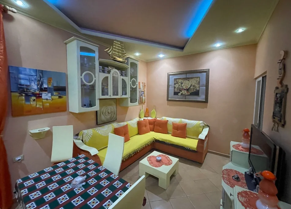 Tirane, jepet me qera apartament 1+1 Kati 4, 45 m² 