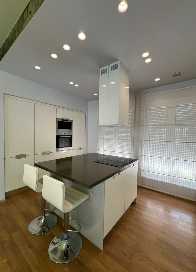 Tirane, jepet me qera Vile 4+1 , 200 m² 250.000 € (teg)