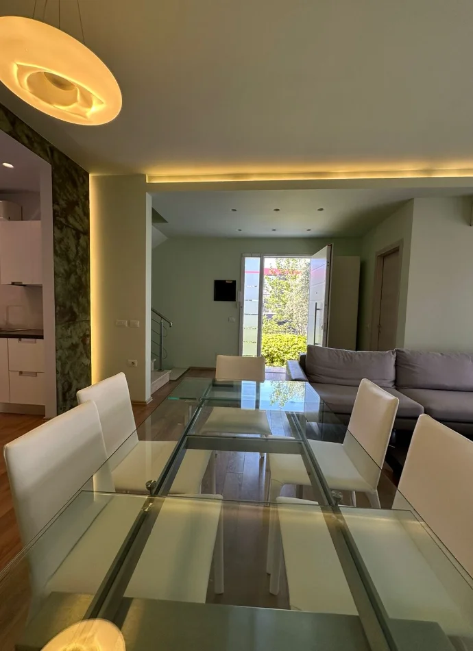 Tirane, jepet me qera Vile 4+1 , 200 m² 250.000 € (teg)