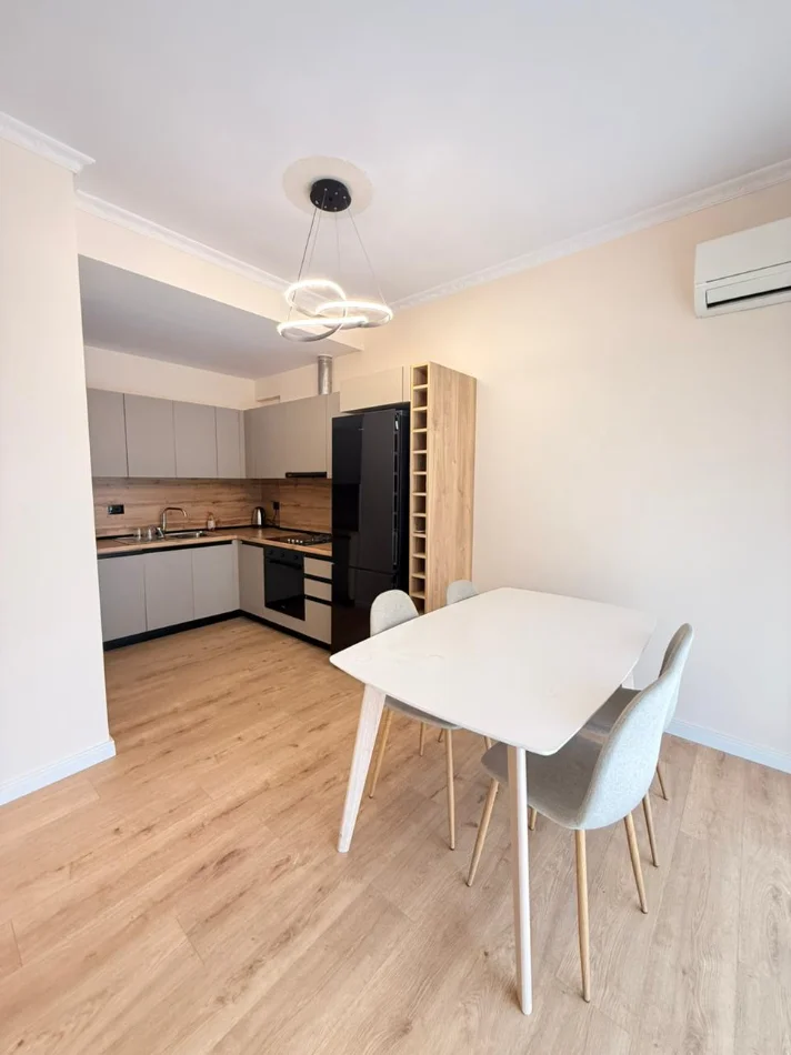 Tirane, jepet me qera apartament 2+1 Kati 7, 119 m² 1.000 € (rruga kavajes)
