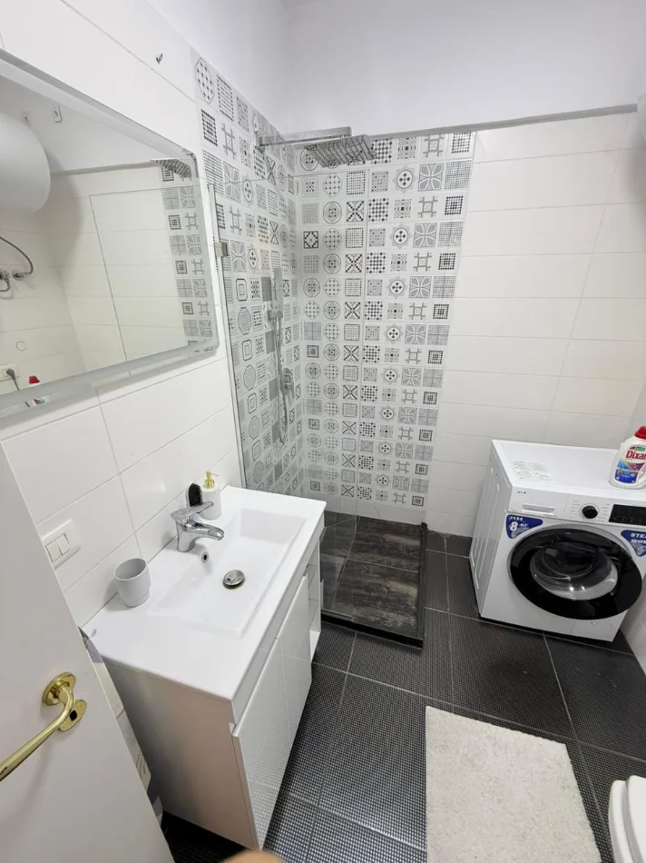 Tirane, jepet me qera apartament 2+1 Kati 7, 119 m² 1.000 € (rruga kavajes)