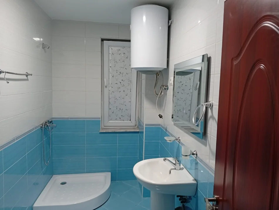 Tirane, jepet me qera apartament 2+1+Ballkon Kati 3, 102 m² 500 €