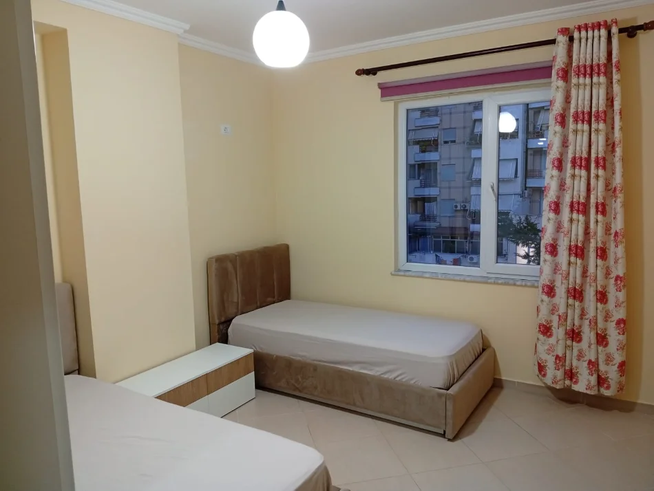 Tirane, jepet me qera apartament 2+1+Ballkon Kati 3, 102 m² 500 € (Astir, pranë Bar Artist)