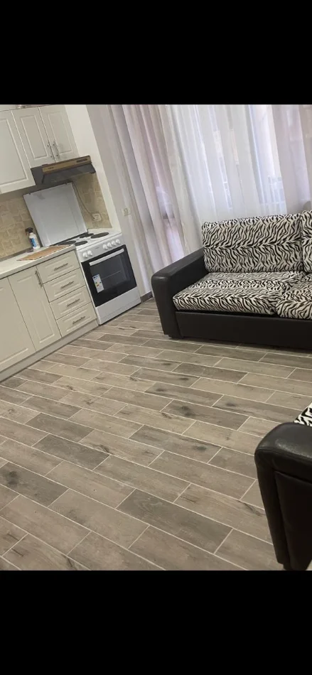Tirane, jepet me qera apartament 2+1 Kati 4, 650 € (Ish Fusha Aviacionit)