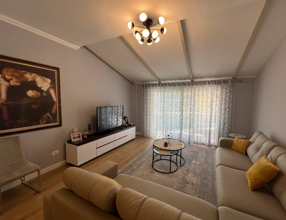 Tirane, jepet me qera apartament 2+1 Kati 4, 130 m² 