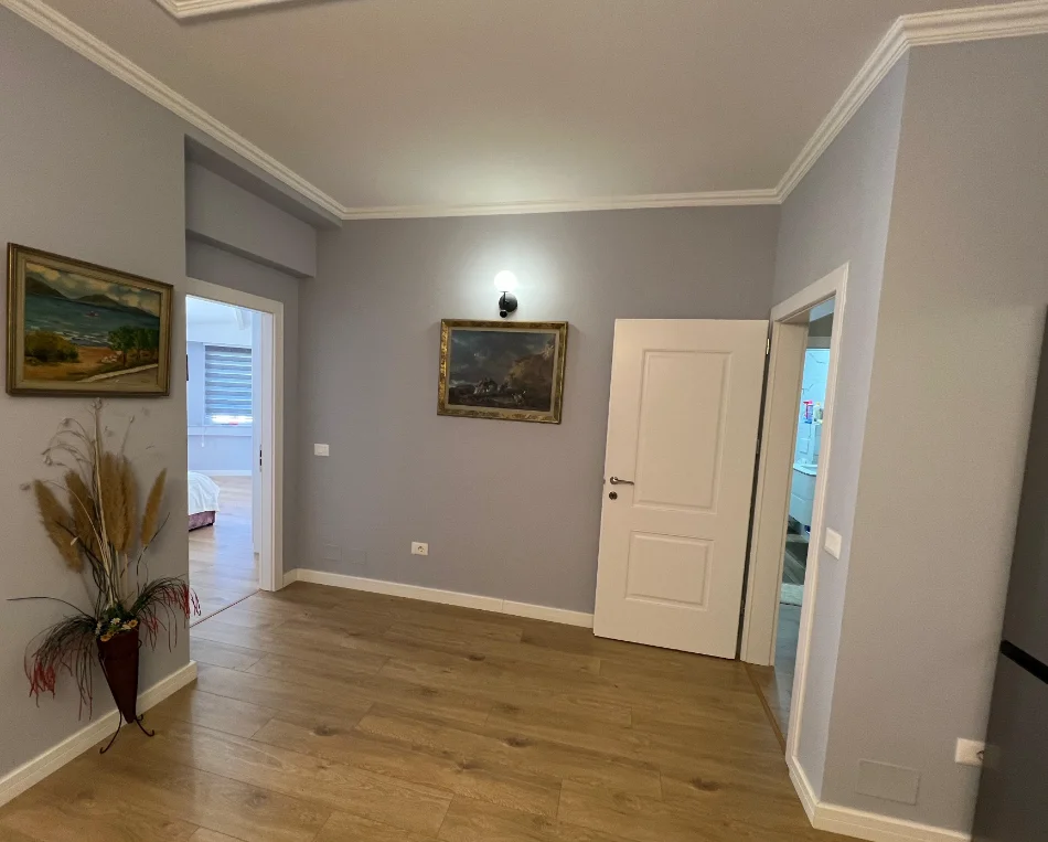 Tirane, jepet me qera apartament 2+1 Kati 4, 130 m² 