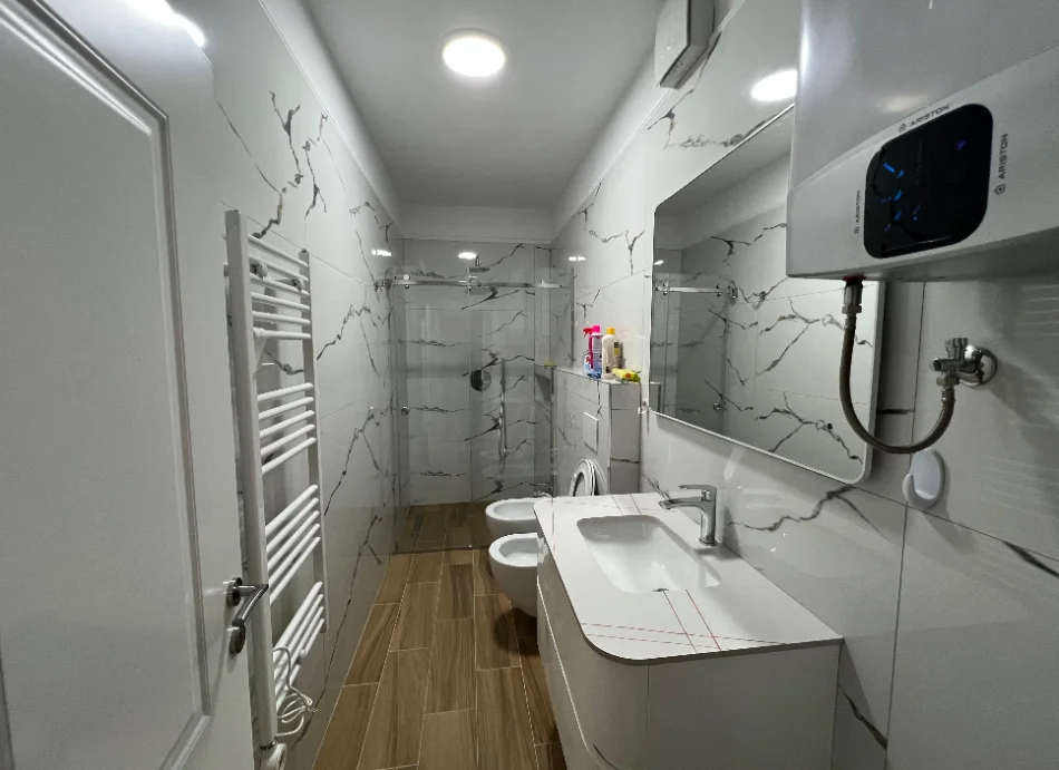 Tirane, jepet me qera apartament 2+1 Kati 4, 130 m² 