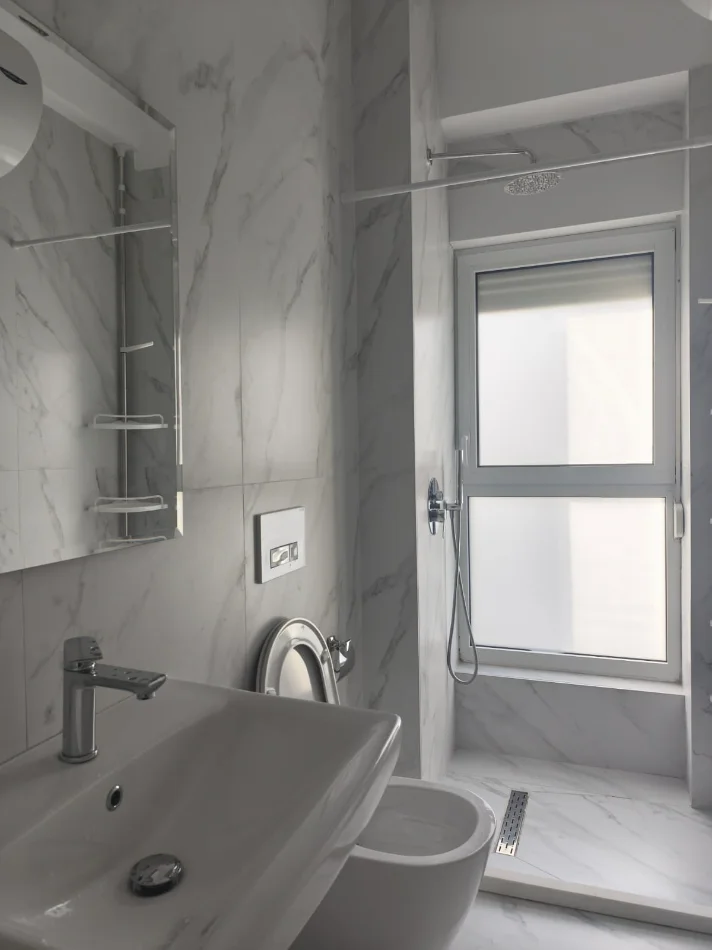 Tirane, jepet me qera apartament 2+1 , 90 m² 500 € (Ali Demi)