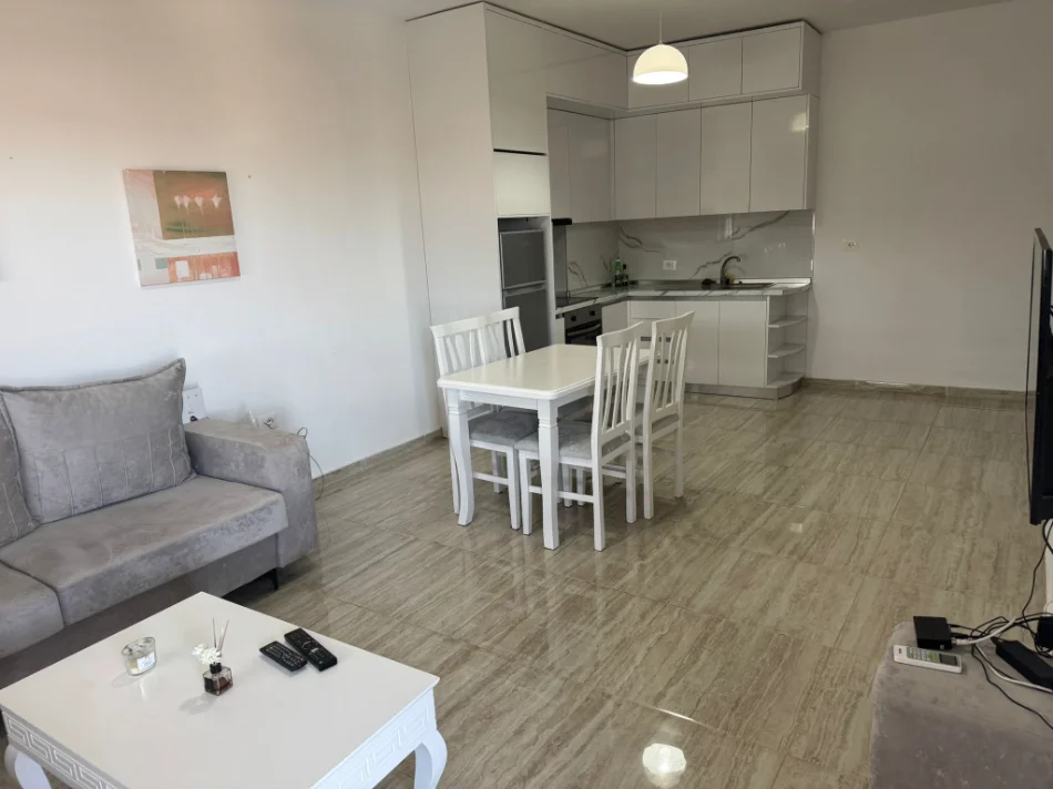 Tirane, jepet me qera apartament 1+1 Kati 5, 70 m² 400 € (Kamez Prane rrethit te Ullirit)