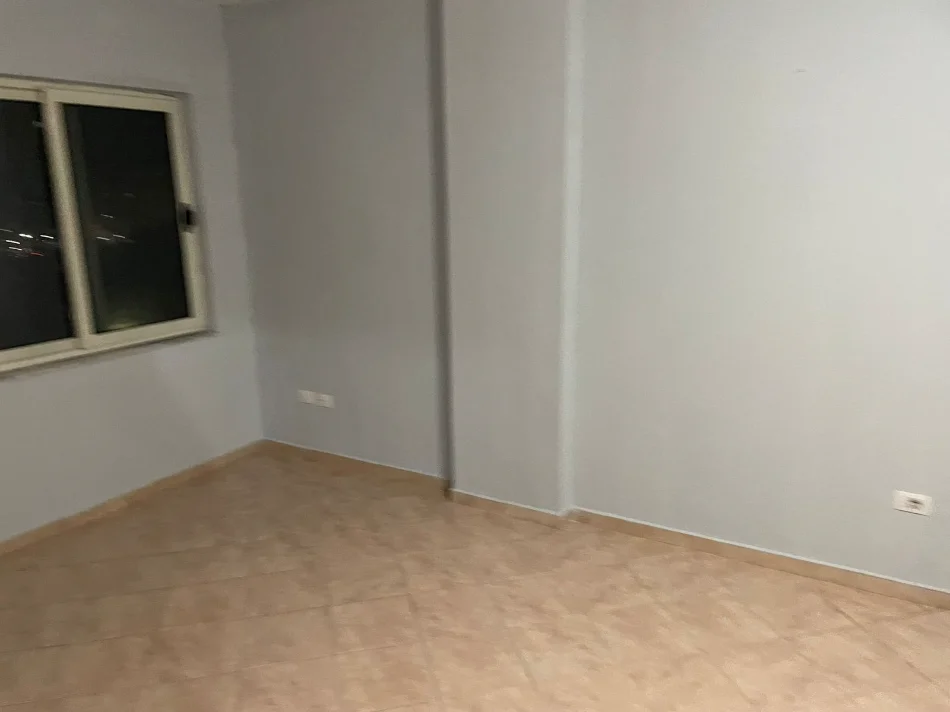 Tirane, jap me qera apartament 1+1+Ballkon Kati 4, 60 m²m, 30,000 Leke, Yzberish