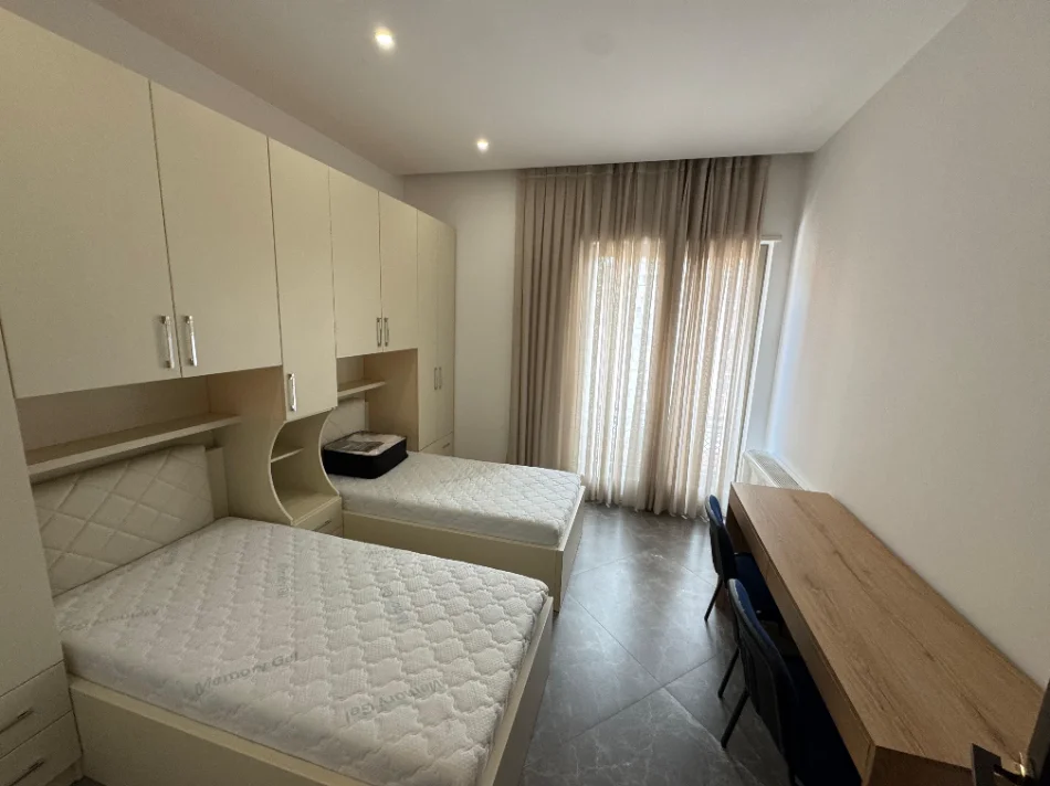 Tirane, jepet me qera apartament 2+1 Kati 5, 1.350 € (delijorgji)