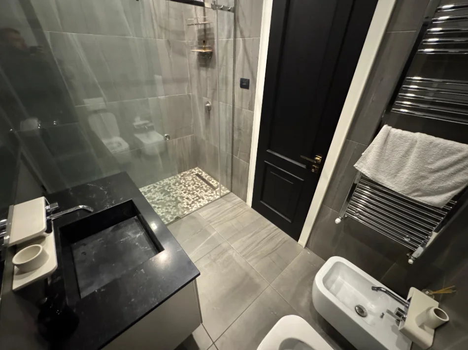 Tirane, jepet me qera apartament 2+1 Kati 5, 1.350 € (delijorgji)