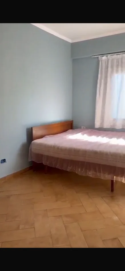 Tirane, jepet me qera apartament 1+1 Kati 2, 85 m² 350 € (kodra e priftit)