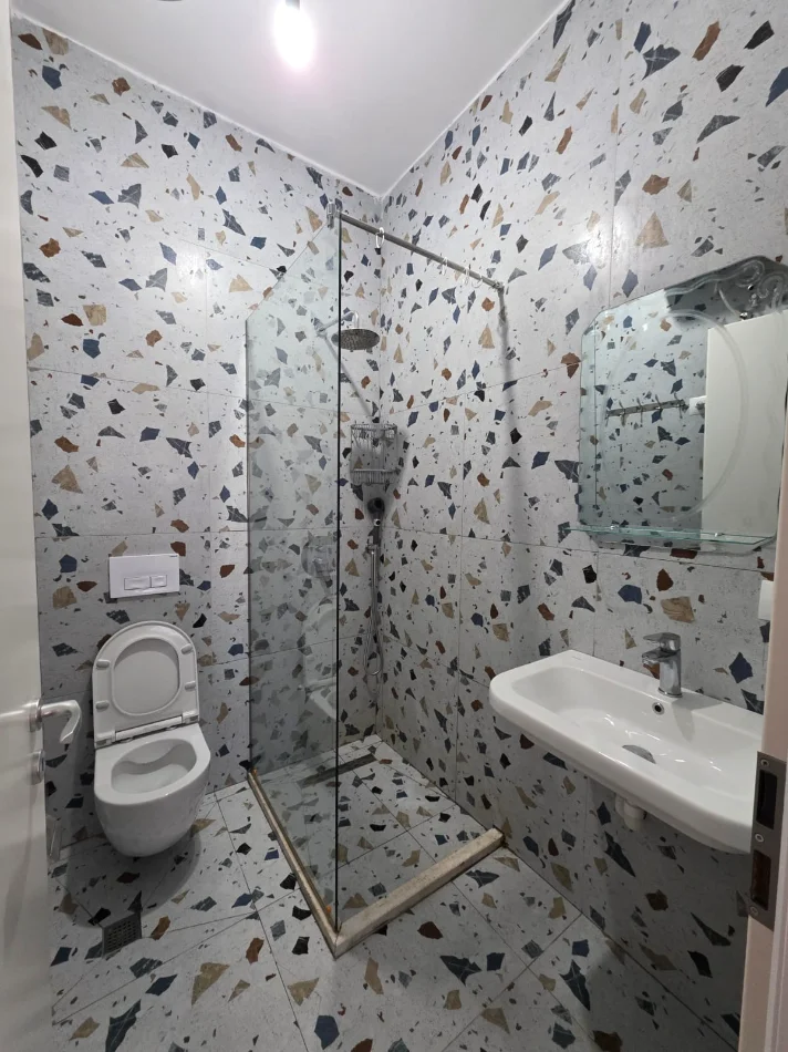 Tirane, jepet me qera apartament 1+1 Kati 5, 65 m² 450 € (KOMPLEKSI MANGALEM)